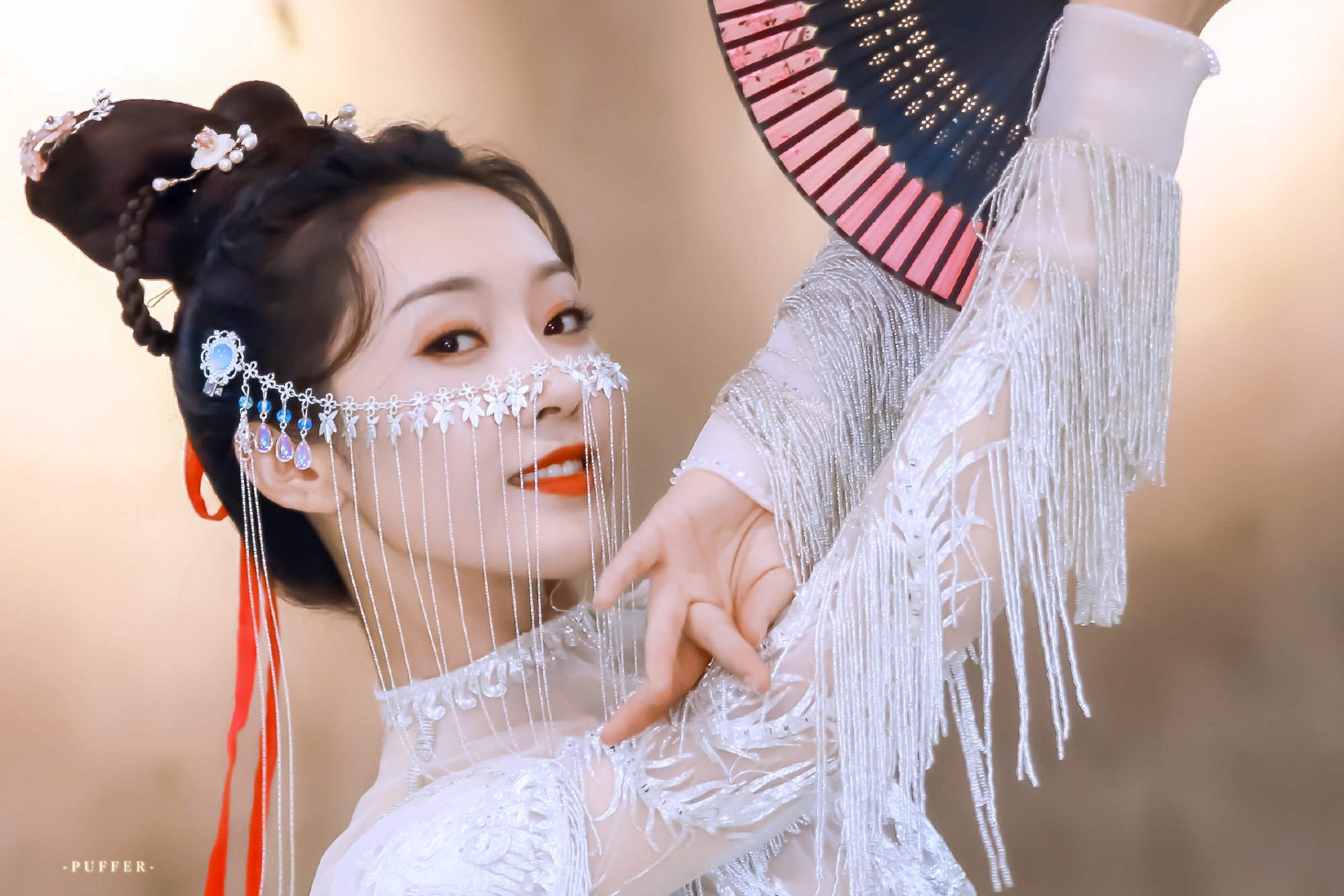 宣璐越来越有女人味,穿流苏古装也挡不住"曲线美",太惹眼