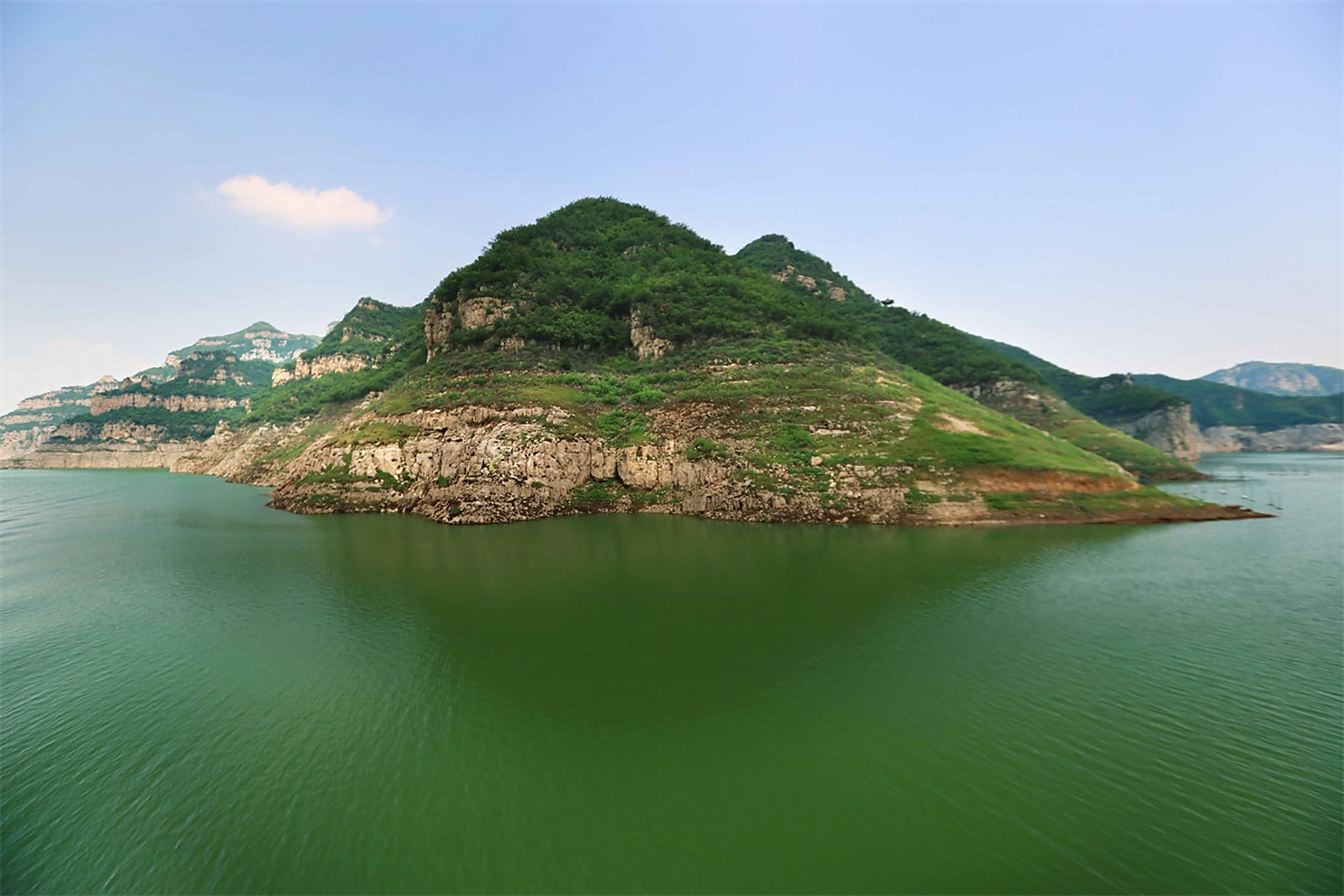 分别具有壮观的自然景观和丰富的文化底蕴,是旅游的好去处