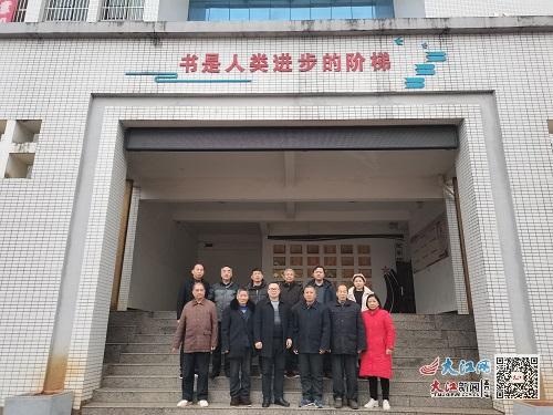 万安县罗塘中学举行退休教师座谈会