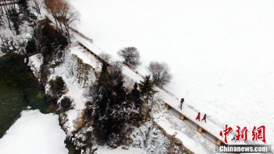 甘肃宕昌:雪浴"藏羌家园"