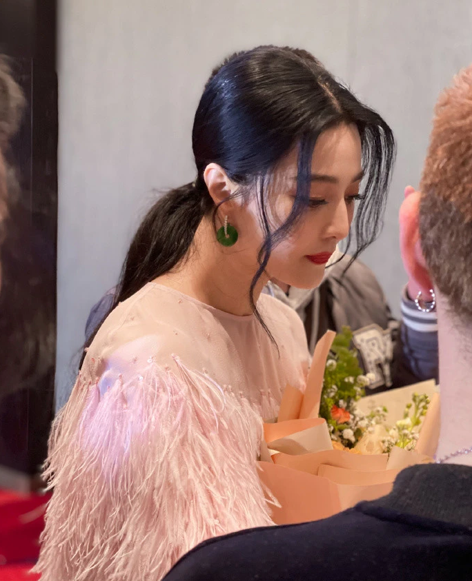 昔日"红毯女王"范冰冰,穿粉色羽毛长裙戴翡翠耳环,哪里像40岁