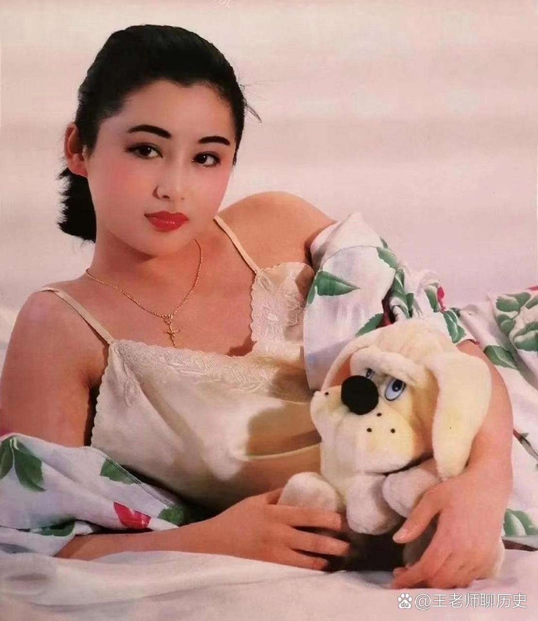 上世纪九十年代,大美女陈红年轻时的照片