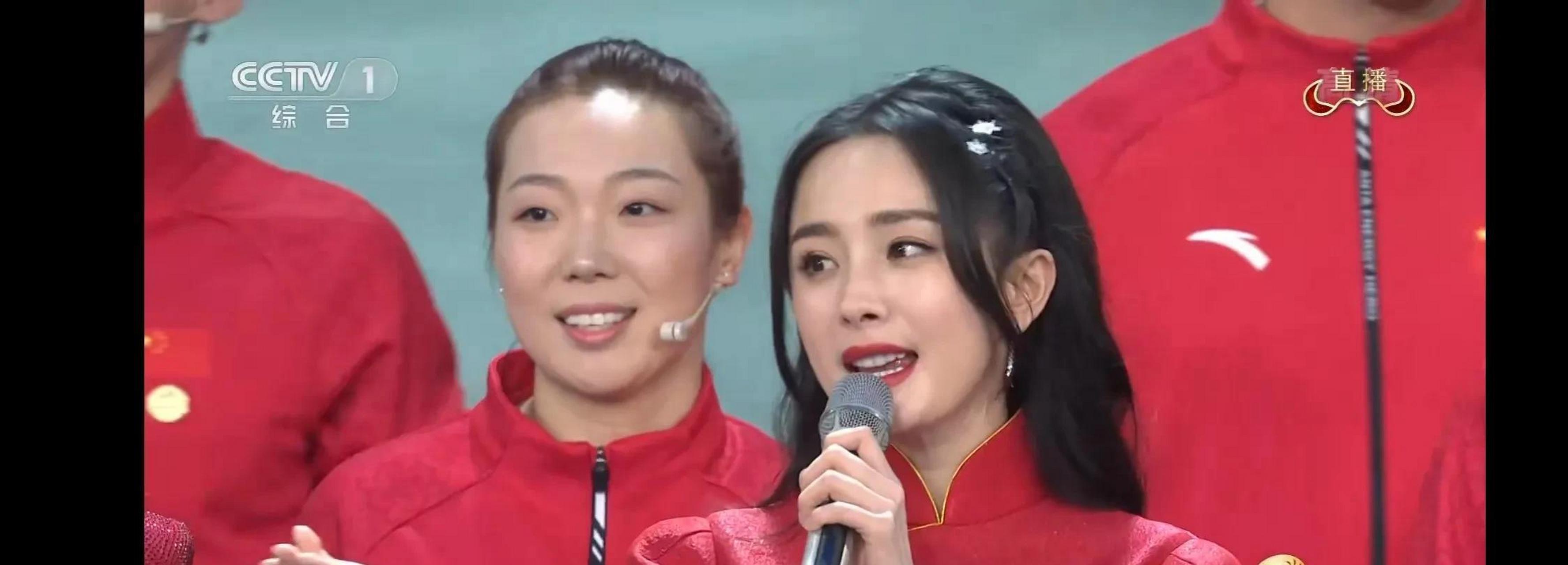 娱乐圈三个大美女杨幂,李沁,金晨同台了,三人同穿喜庆的红裙与刘烨