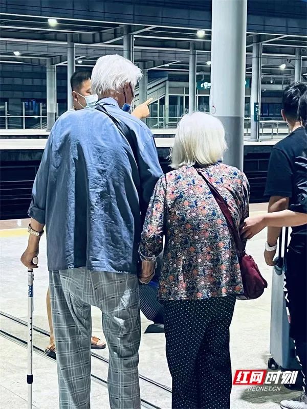 2022年9月两位老人乘g811次列车抵达娄底南站站台的背影