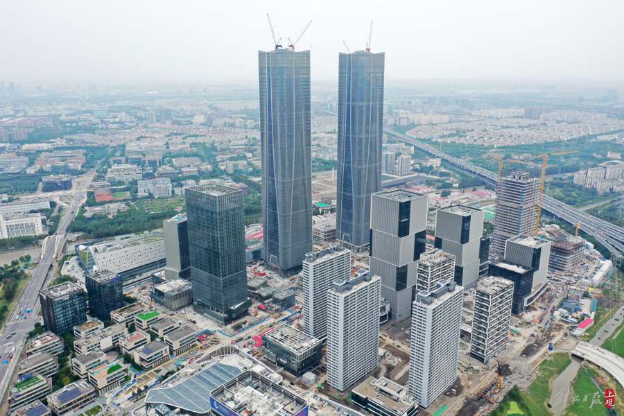 张江科学城"科学之门"东西双塔外立面幕墙完工,2025年整体交付