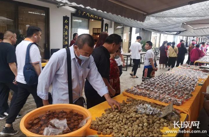 位于涞水县北二环的涞水·中国文玩核桃市场 程卫民 摄