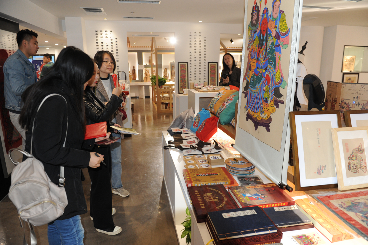 游客在潍坊市十笏园非遗空间体验当地民俗