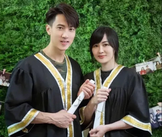 吴尊夫妇现身车展,林丽莹素颜戴口罩,小腹平坦没怀三胎