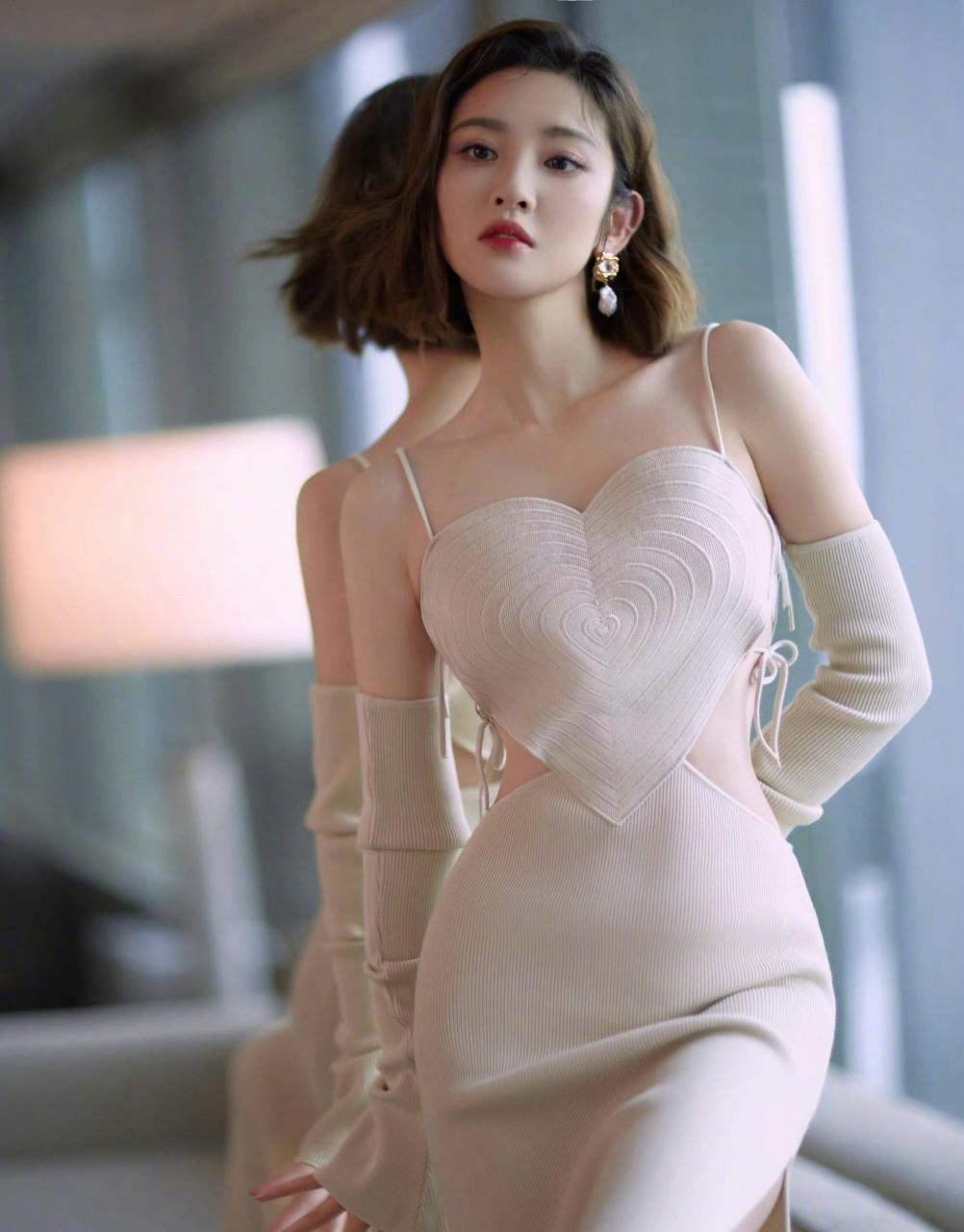 昕鲜事##唐艺昕心形吊带裙# 唐艺昕心形吊带裙,俏丽短发甜美温柔,美