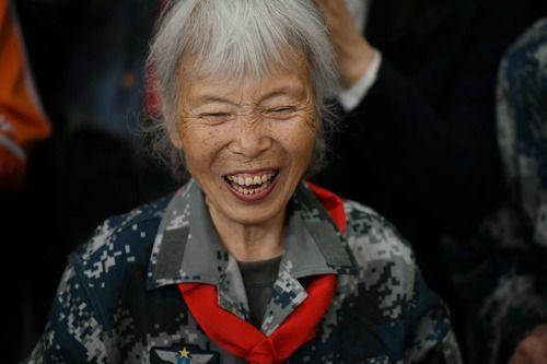 马旭在木兰县人民小学与学校的孩子们聊天(6月29日摄).