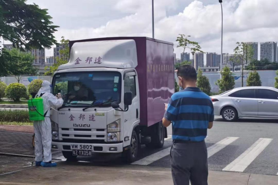 作业点应设立清晰指引标识牌和警戒线,严禁跨境货车与其他车辆混停