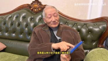 90岁游戏博主开箱《生化危机9》：里昂老了我也老了