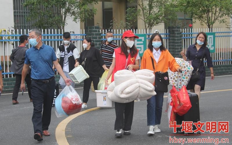 丹江口汉江科技学校:芬芳开学季 最美志愿红