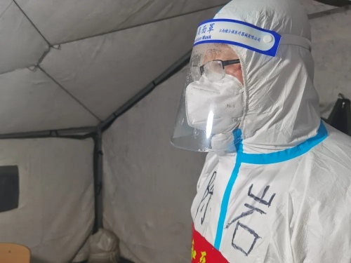 沈阳市一二四中学志愿者陈岩——以心为弦"陈"深情,"岩"经风雨固岿然