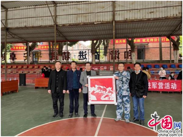 晋江市开展"福佑中华,乐享福文化" 书法剪纸进军营活动_中国政务