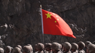 只为身后安眠无忧 血染沙场 方能护佑万家灯火 请烈士们放心 战友们正