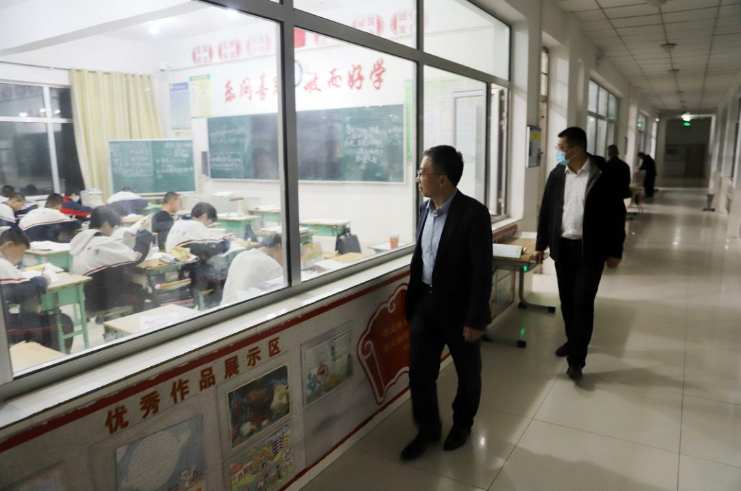 24小时on call! 一起走进鄂托克前旗一中校长白补云的一天