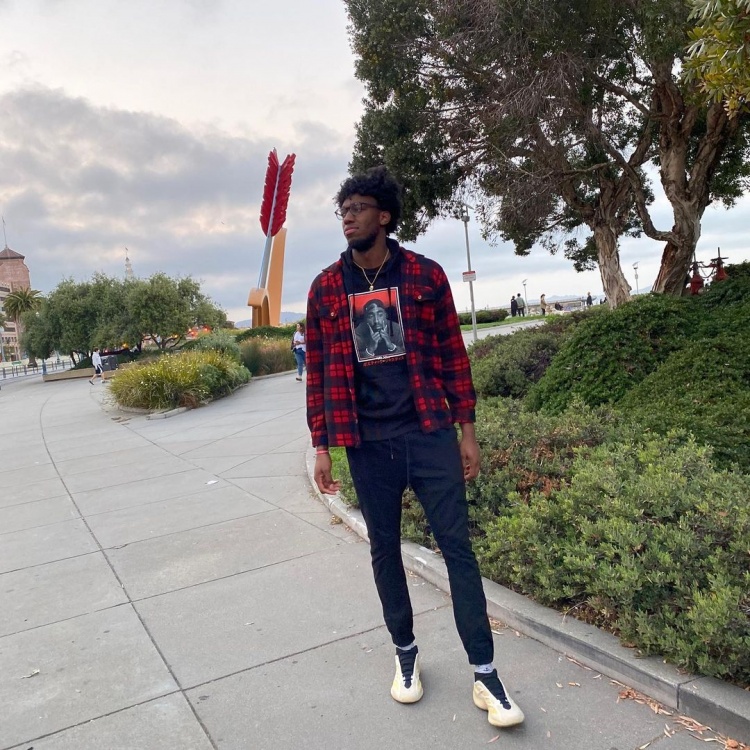 很斯文啊!怀斯曼更新社媒晒自己练习单脚平衡照片