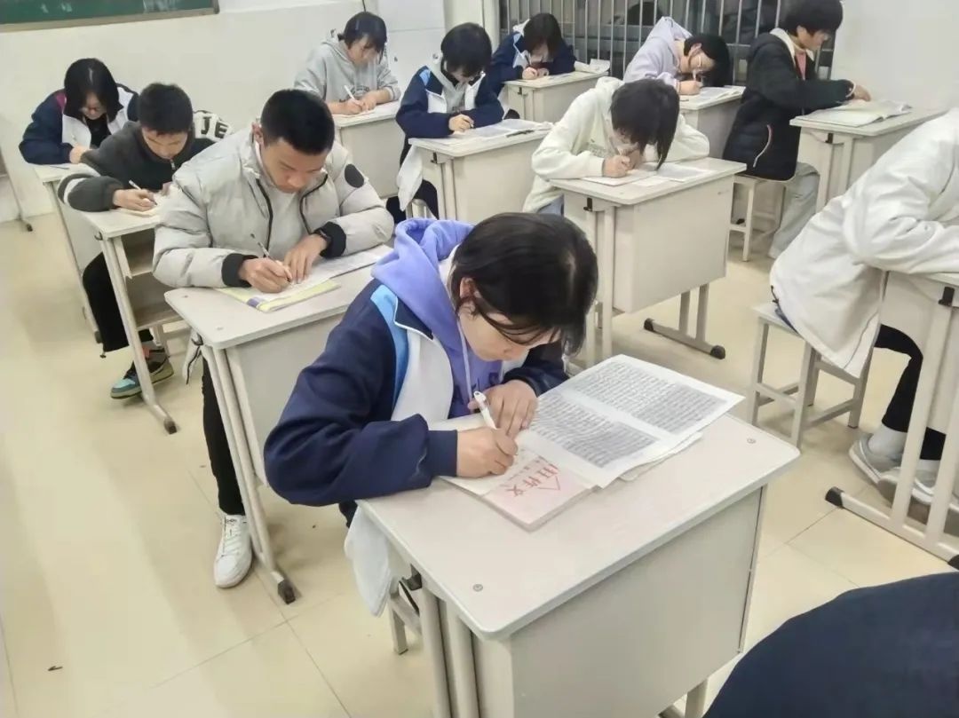 太康一高高贤校区举办"翰墨飘香"硬笔书法比赛