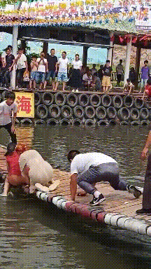 搞笑gif段子:这群女乐队进村,闹的全村都不安