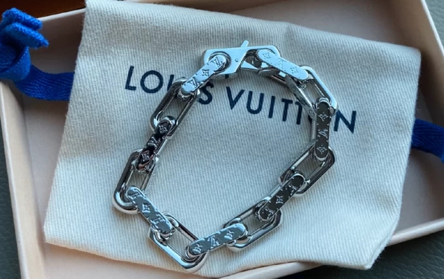 lv男士手链非常适合送给男友的跨年礼物