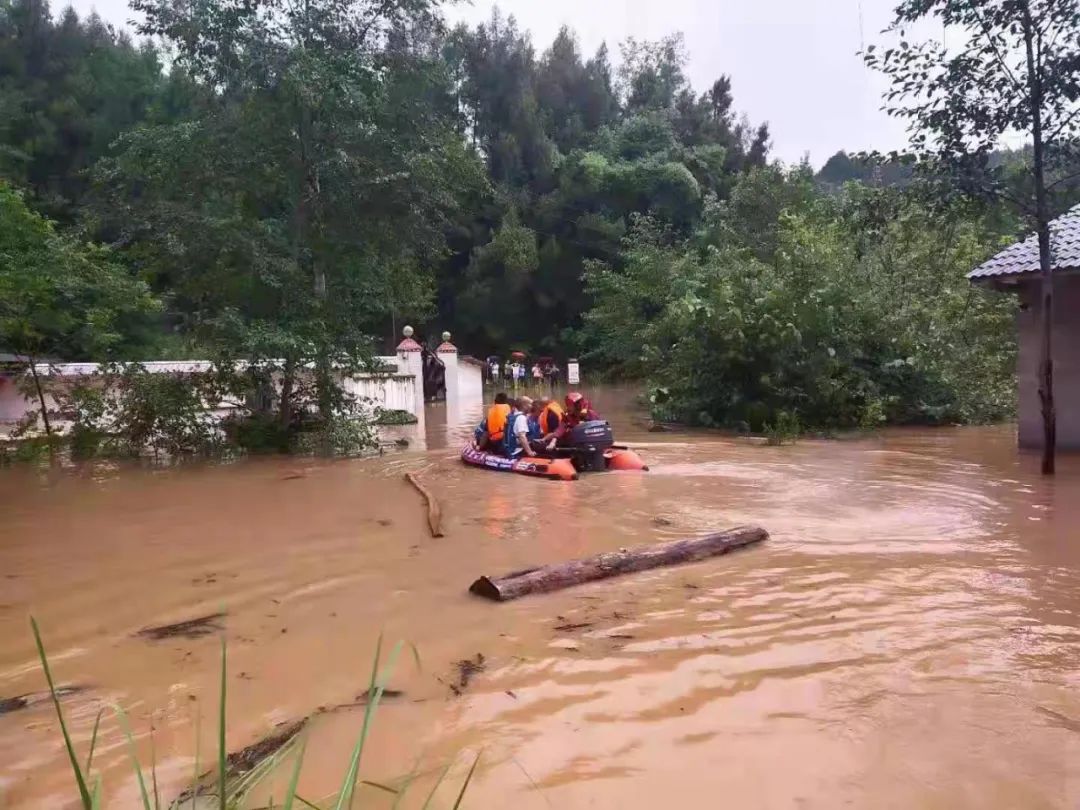 惊险一幕!四川巴中多艘船只被洪水冲走