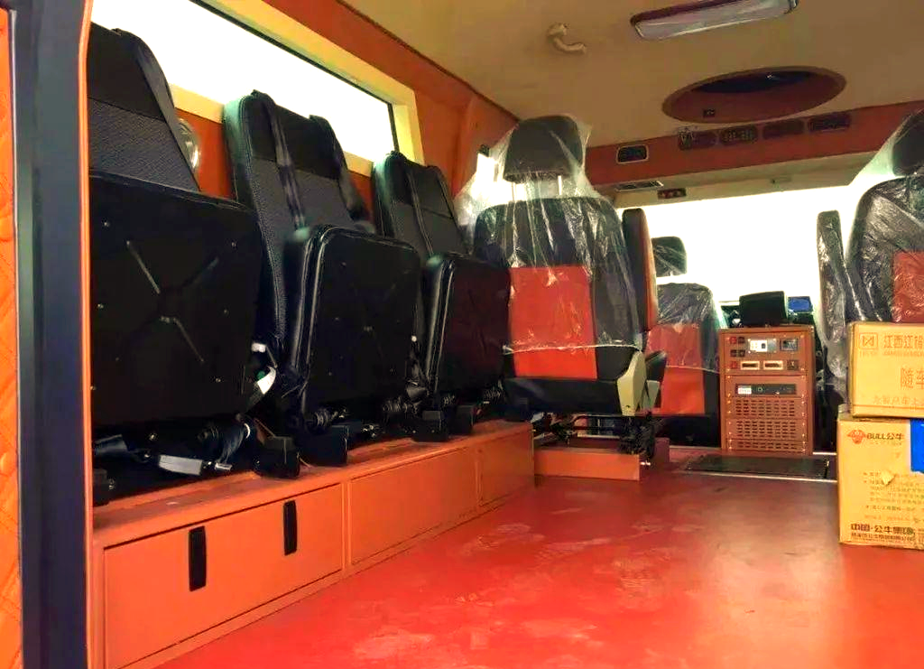 香港警方新装备的"剑齿虎"防暴装甲车,威风凛凛,但普通人难以拥有