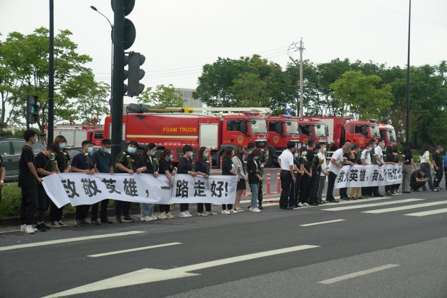 英雄一路走好!毛景荣,刘泽军同志追悼会举行,市民自发送别