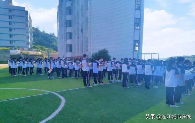 连江黄岐中学400多名学生举行别开生面的清晨举读活动