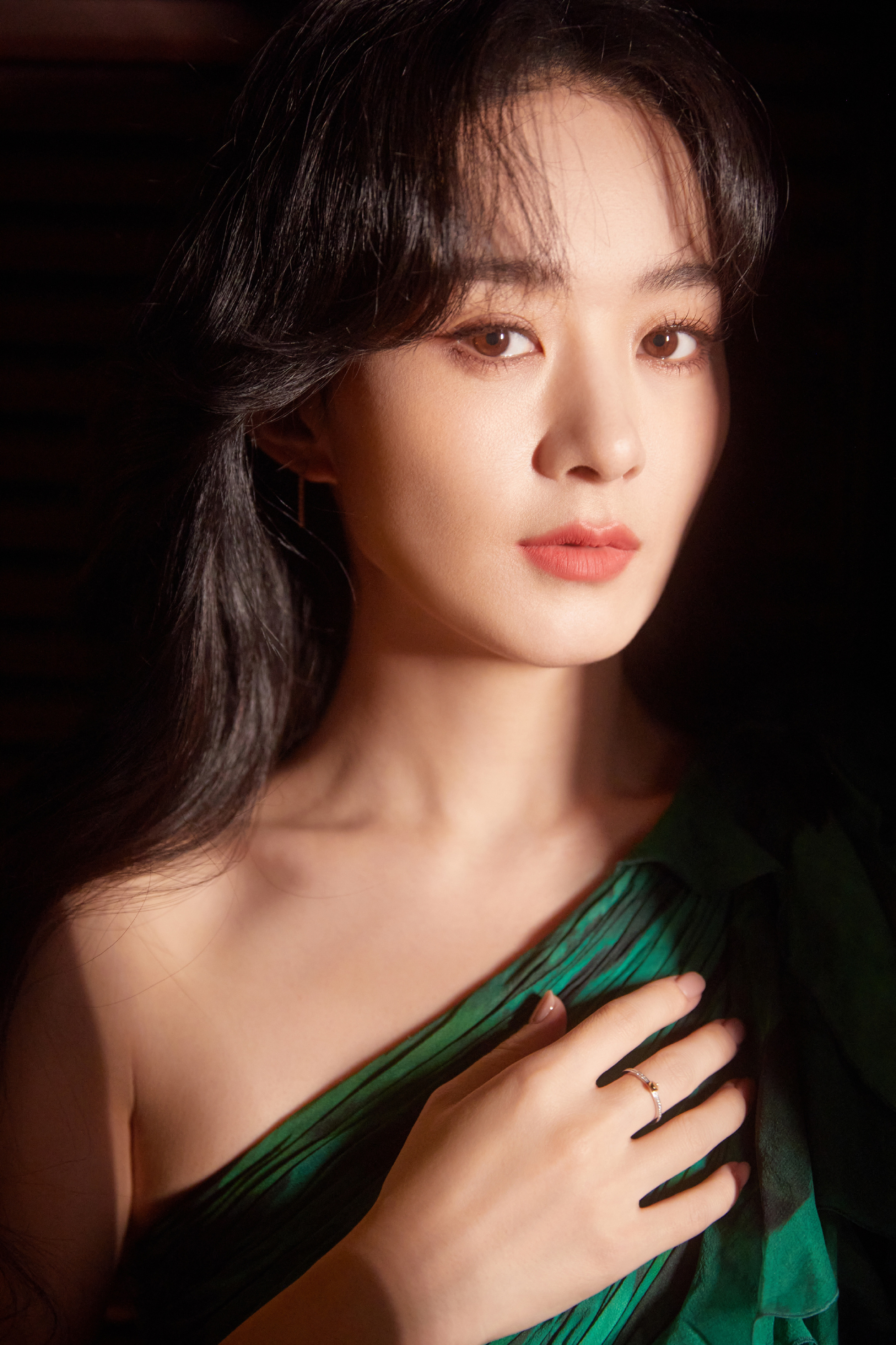 "励志女神"赵丽颖,墨绿斜肩裙穿出优雅穿出气质