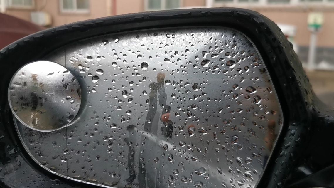 后视镜两边玻璃外侧起雾怎么处理?