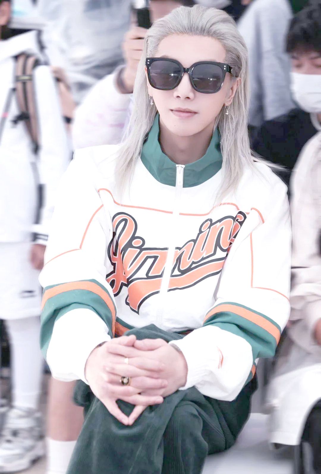 华晨宇长发造型与时尚魅力解析