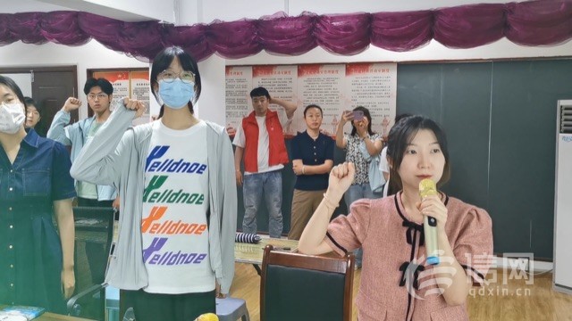 即墨区环秀街道华庭社区为高三学子举行成人礼