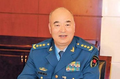 他曾是一普通士兵,33岁任空军师长,57岁被授上将,后官至副国级