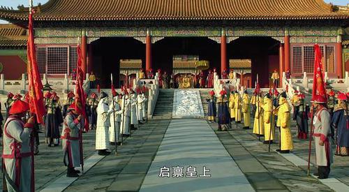 甄嬛传:这一幕穿帮太搞笑,皇上在外上朝,后面围着一群游客?