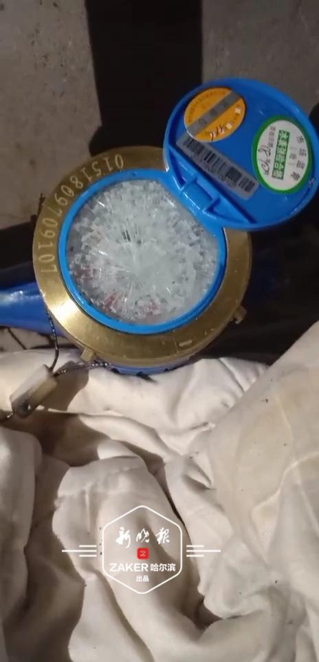 水表设在走廊冻坏了,宜居新家园居民得给水表盖被