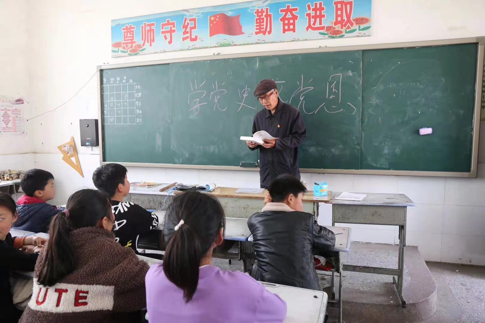 老党员杨永良和他的一百本日记