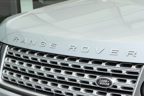 显著的车标:rangerover(揽胜),discovery(发现)以及landrover(卫士)