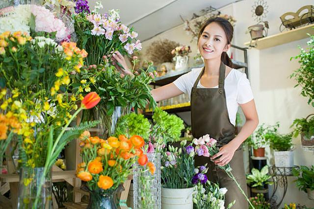 商业案例:98年花店老板,脑袋一热,鲜花免费送,却赚95万?