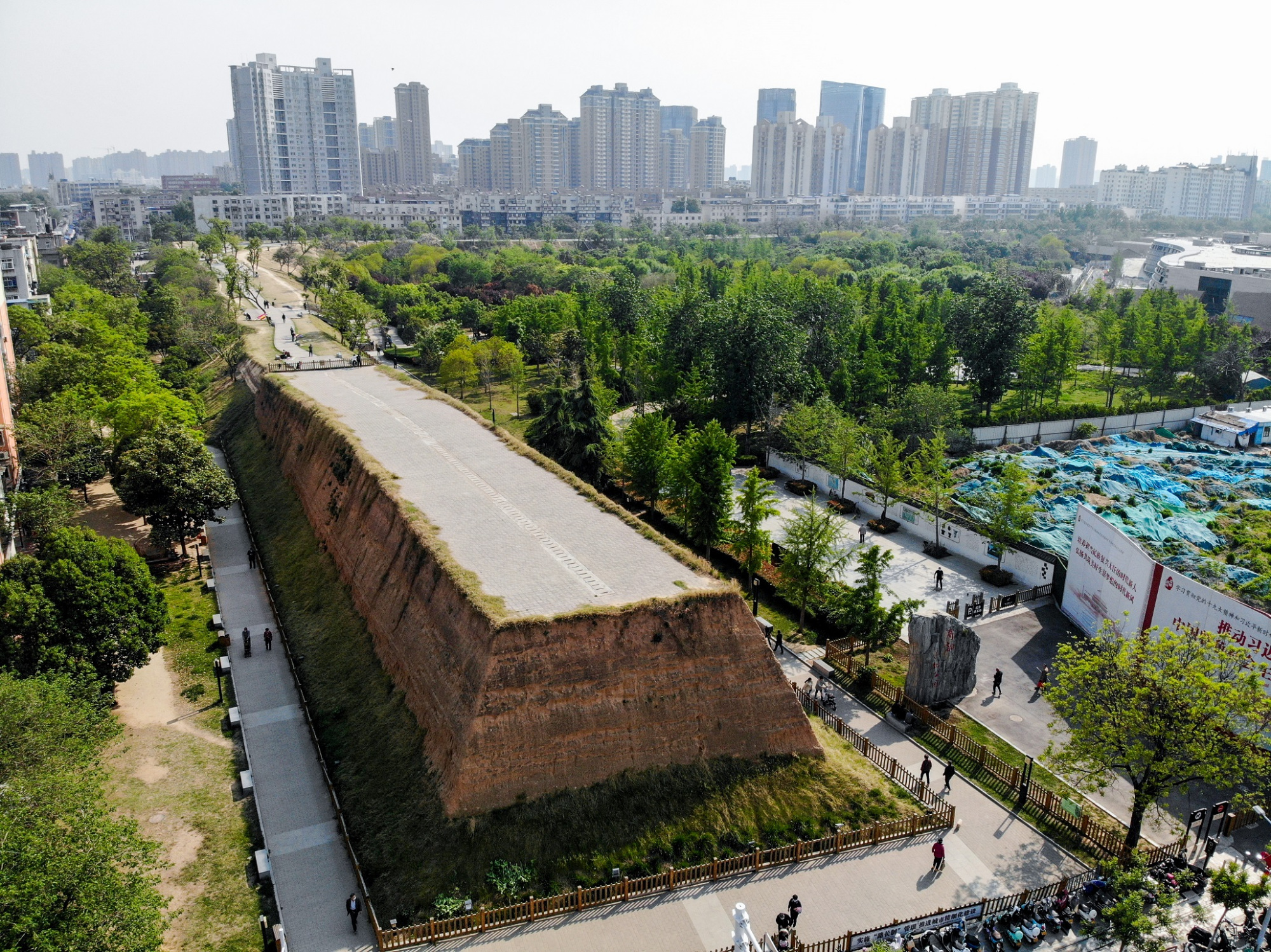 另一处令人揪心的古迹是郑州商城遗址,连日暴雨导致该地出现覆土层