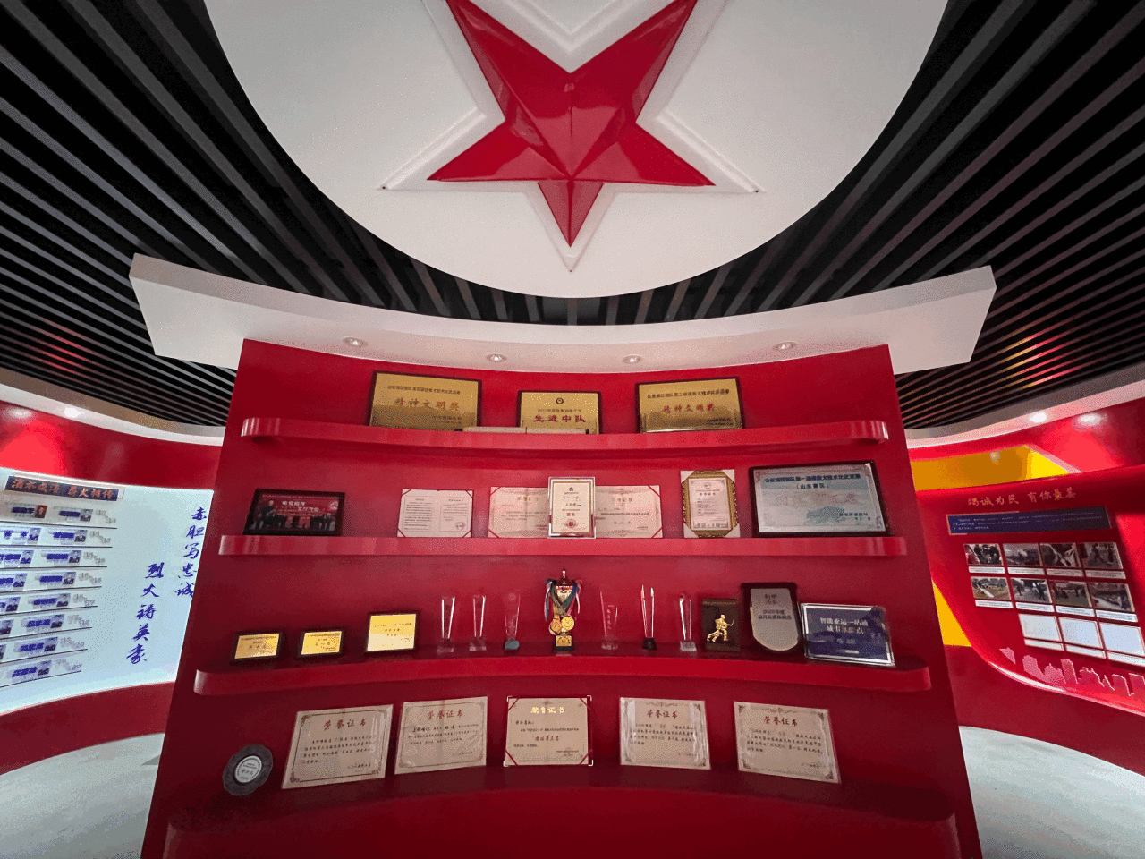 搜救犬站的荣誉墙上,摆满了各类奖状和奖杯.