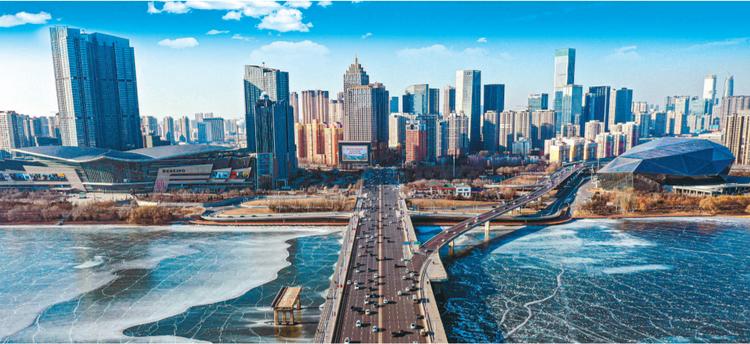 蓝天白云下的沈阳街景