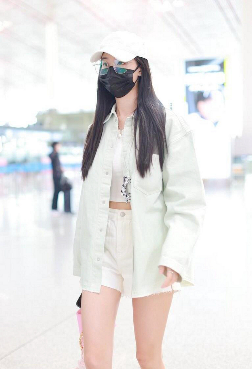 徐艺洋机场街拍,绿色t恤配白色短裤,帽子清新时尚!