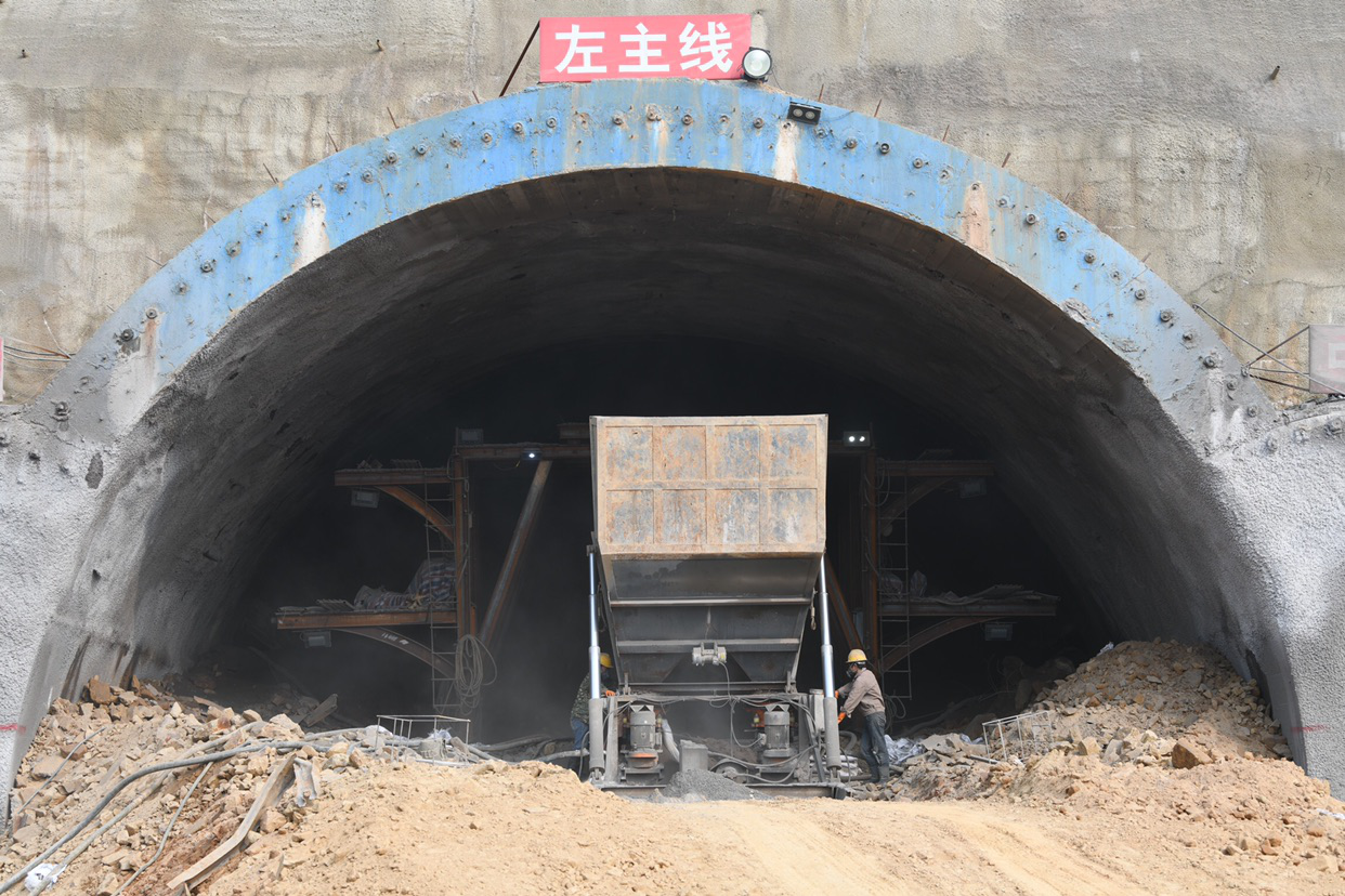 "四连拱隧道较普通连供隧道施工组织难度更大,主洞间横向间距仅为2