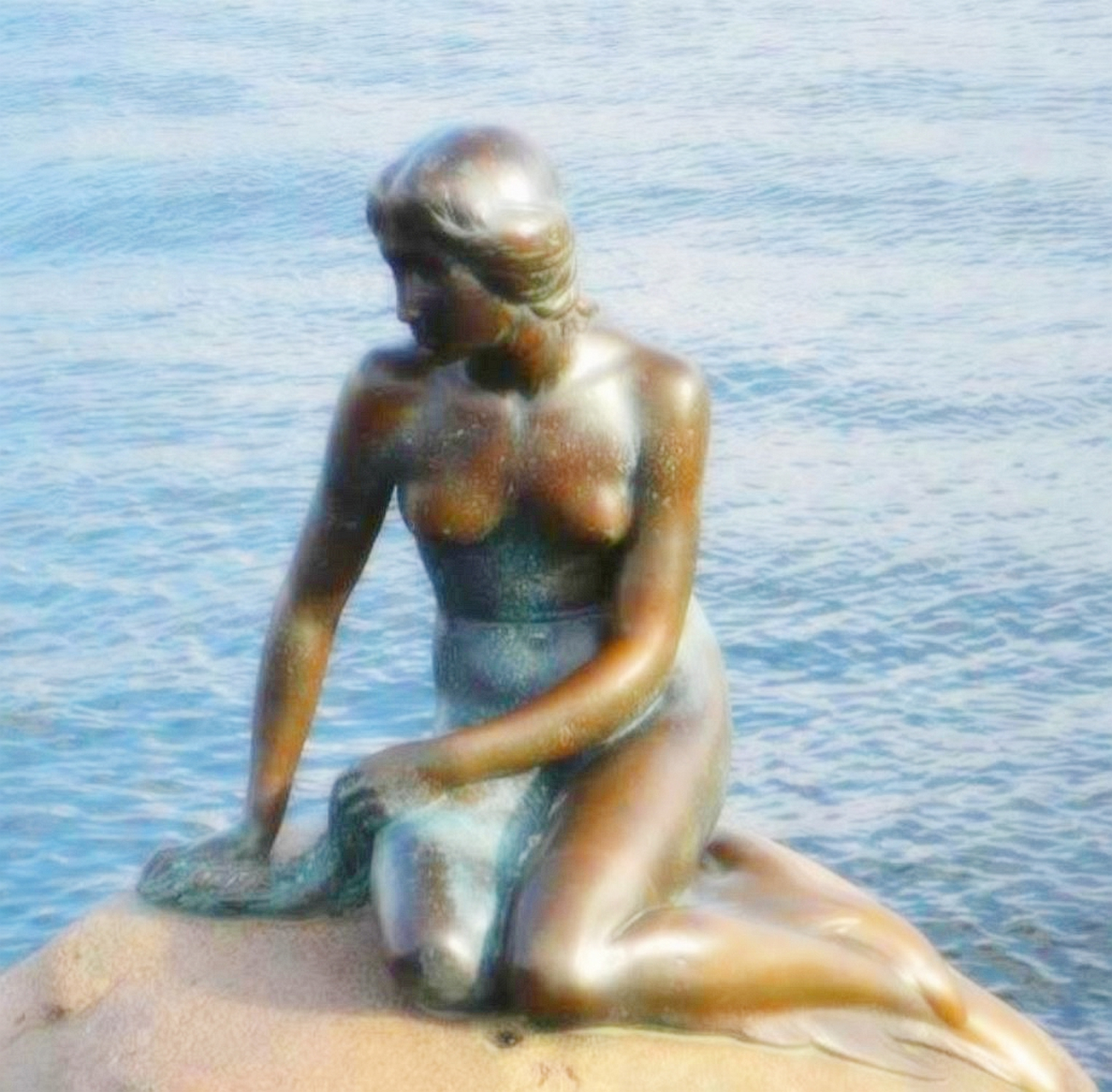 《小美人鱼铜像》(thelittlemermaid)是丹麦雕塑家爱德华·艾瑞克森在