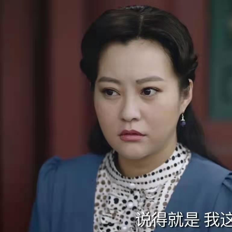 42岁郝蕾新剧扮嫩演少女!身材发福裙子被绷得超紧,年轻时真绝色