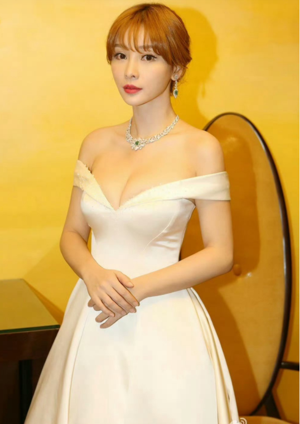 柳岩穿白色深v礼服参加活动太抢眼