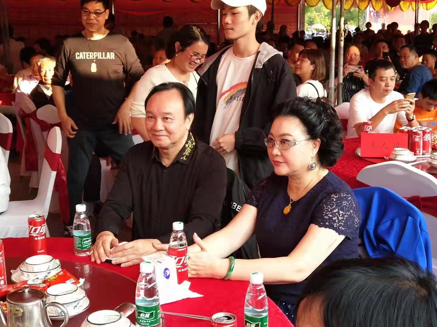 今天晚上,"炳哥"和"八姑"来到了吴川市兰石镇上博崖村,出席了该村林