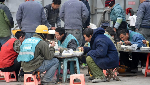 上海松江城管打击三无盒饭,难道要农民工去大酒店吃饭?