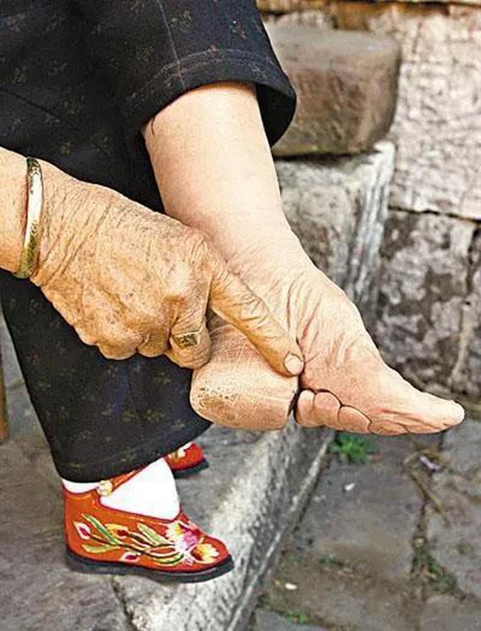 19世纪70年代,一个清朝裹小脚的姑娘在西洋摄影师的